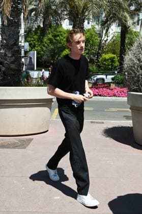Internationale Filmfestspiele von Cannes, Gäste 76th Cannes Film Festival 2023, Uma Thurman and son Levon Roan Thurman-Hawke arrive at the beach of the Martinez hotel Pictured: Uma Levon Roan Thurman-Hawke  Copyright: xEmanuelexMangiarottix xipa-agencx xPoolxPhotoxEventsx01x IPA_IPA37967832