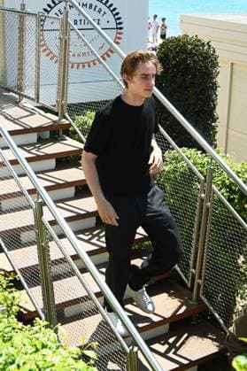Internationale Filmfestspiele von Cannes, Gäste 76th Cannes Film Festival 2023, Uma Thurman and son Levon Roan Thurman-Hawke arrive at the beach of the Martinez hotel Pictured: Uma Levon Roan Thurman-Hawke  Copyright: xEmanuelexMangiarottix xipa-agencx xPoolxPhotoxEventsx01x IPA_IPA37967842