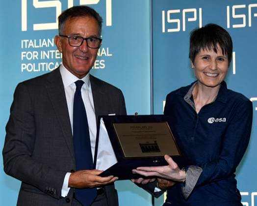 ISPI Preis Verleihung in Mailand foto IPP Mario Romano Milano 16 5 2023 Premio ISPI 2022 nella foto Paolo Magri, vicepresidente ISPI, consegna il Premio ISPI 2022 a Samantha Cristoforetti, astronauta ESA, riceve il Premio ISPI 2023 Italy Photo Press - World Copyright Premio ISPI 2022