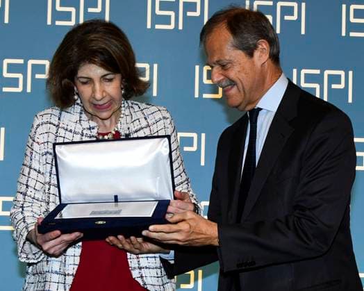 ISPI Preis Verleihung in Mailand foto IPP Mario Romano Milano 16 5 2023 Premio ISPI 2022 nella foto Giampiero Masolo, presidente ISPI, consegna il Premio ISPI 2022 a Fabiola Gianotti, direttrice generale del CERN, riceve il Premio ISPI 2022 Italy Photo Press - World Copyright Premio ISPI 2022