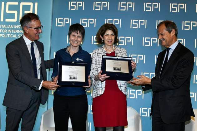 ISPI Preis Verleihung in Mailand foto IPP Mario Romano Milano 16 5 2023 Premio ISPI 2022 nella foto Paolo Magri, vicepresidente ISPI, Samantha Cristoforetti, astronauta ESA e Fabiola Gianotti, direttrice generale del CERN, con il Premio ISPI 2023 e Giampiero Masolo, presidente ISPI Italy Photo Press - World Copyright Premio ISPI 2022
