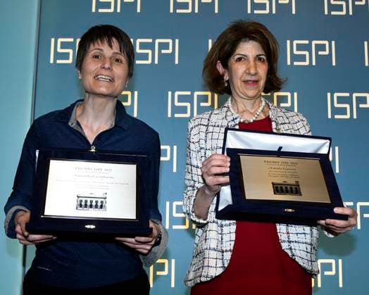 ISPI Preis Verleihung in Mailand foto IPP Mario Romano Milano 16 5 2023 Premio ISPI 2022 nella foto Samantha Cristoforetti, astronauta ESA e Fabiola Gianotti, direttrice generale del CERN, con il Premio ISPI 2023 Italy Photo Press - World Copyright Premio ISPI 2022