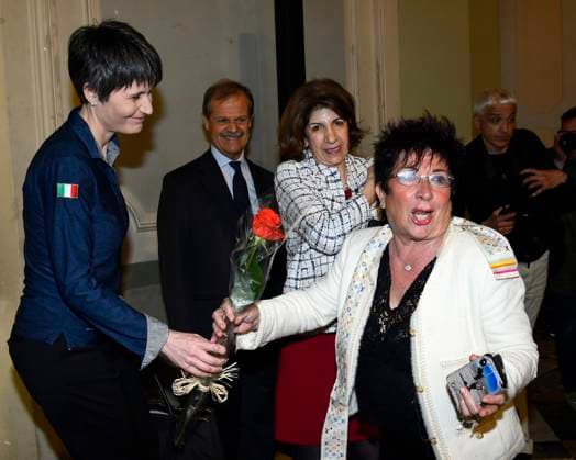 ISPI Preis Verleihung in Mailand foto IPP Mario Romano Milano 16 5 2023 Premio ISPI 2022 nella foto Samantha Cristoforetti, astronauta ESA, riceve una rosa da una sua ammiratrice e dietro Fabiola Gianotti, direttrice generale del CERN Italy Photo Press - World Copyright Premio ISPI 2022
