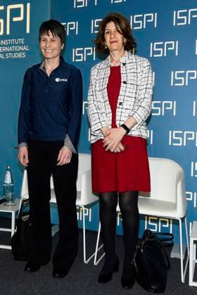 ISPI Preis Verleihung in Mailand foto IPP Mario Romano Milano 16 5 2023 Premio ISPI 2022 nella foto Samantha Cristoforetti , astronauta dell™ ESA e Fabiola Gianotti, direttrice generale del CERN Italy Photo Press - World Copyright Premio ISPI 2022