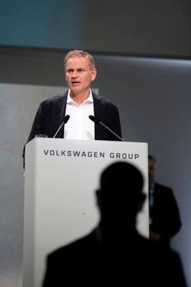 Oliver Blume, VW Hauptversammlung DEU, Deutschland, Germany, Berlin, 10.05.2023 Silhouette von einer Sicherheitskraft zum Schutz und zur Sicherheit vor Proteste und Oliver Blume , ceo Vorstandsvorsitzender des deutschen Automobilherstellers Volkswagen AG VW und ceo der Porsche AG waehrend der Hauptversammlung der Volkswagen AG in Berlin, Deutschland en: Silhouette of a security guard for protection and security from protests and Oliver Blume , chief executive officer ceo of the German car maker Volkswagen AG VW and ceo of Porsche AG during the annual general Shareholders meeting of the Volkswagen AG in Berlin Germany. *** Oliver Blume, VW Annual General Meeting DEU, Germany, Germany, Berlin, 10 05 2023 Silhouette of a security guard for p