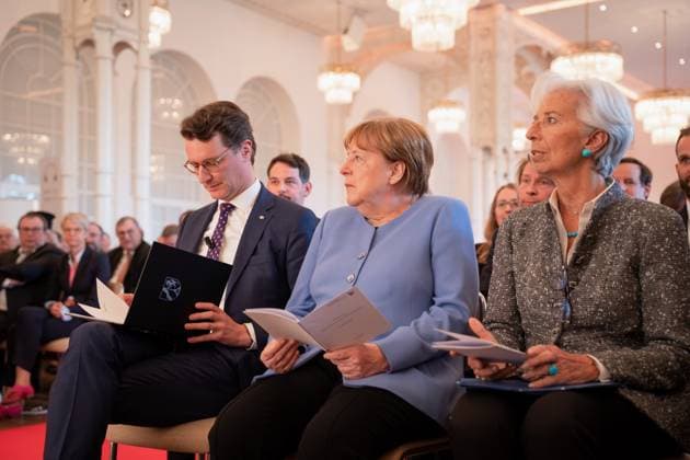 Verleihung des Staatspreis 2023 des Landes Nordrhein-Westfalen an die Bundeskanzlerin a.D. Aktuell, 16.05.2023, Koeln, Ministerpraesident das Landes Nordrhein-Westfalen Hendrik Wuest gemeinsam mit Bundeskanzlerin a.D. Dr. Angela Merkel und Christine Lagarde, Praesidentin der Europaeischen Zentralbank in der Flora zu Beginn der Feierlichkeiten zur Verleihung des Staatspreis 2023 des Landes Nordrhein-Westfalen an die Bundeskanzlerin a.D. in der Flora in Koeln Koeln Nordrhein-Westfalen Deutschland