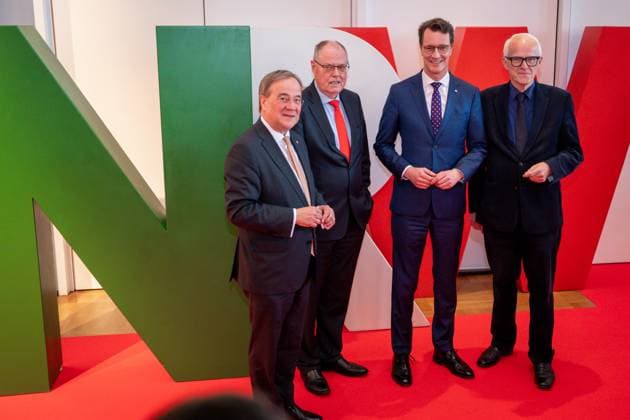 Verleihung des Staatspreis 2023 des Landes Nordrhein-Westfalen an die Bundeskanzlerin a.D. Aktuell, 16.05.2023, Koeln, Ministerpraesident das Landes Nordrhein-Westfalen Hendrik Wuest gemeinsam mit Juergen Ruettgersund Ministerpraesidenten a.D. Armin Laschet, und Peer Steinbrueck in der Flora zu Beginn der Feierlichkeiten zur Verleihung des Staatspreis 2023 des Landes Nordrhein-Westfalen an die Bundeskanzlerin a.D. in der Flora in Koeln Koeln Nordrhein-Westfalen Deutschland
