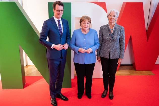 Verleihung des Staatspreis 2023 des Landes Nordrhein-Westfalen an die Bundeskanzlerin a.D. Aktuell, 16.05.2023, Koeln, Ministerpraesident das Landes Nordrhein-Westfalen Hendrik Wuest gemeinsam mit Bundeskanzlerin a.D. Dr. Angela Merkel und Christine Lagarde, Praesidentin der Europaeischen Zentralbank auf dem Roten Teppich zur Verleihung des Staatspreis 2023 des Landes Nordrhein-Westfalen an die Bundeskanzlerin a.D. in der Flora in Koeln Koeln Nordrhein-Westfalen Deutschland