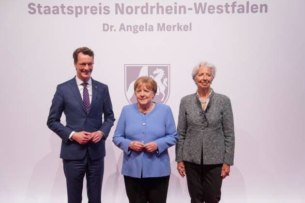 Verleihung Staatspreis NRW an Angela Merkel Ministerpraesident das Landes Nordrhein-Westfalen Hendrik Wuest gemeinsam mit Bundeskanzlerin a.D. Dr. Angela Merkel und Christine Lagarde, Praesidentin der Europaeischen Zentralbank auf dem Roten Teppich zur Verleihung des Staatspreis 2023 des Landes Nordrhein-Westfalen an die Bundeskanzlerin a.D. in der Flora in Koeln,16.05.2023, Koeln, Koeln Nordrhein-Westfalen Deutschland