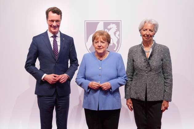 Verleihung Staatspreis NRW an Angela Merkel Ministerpraesident das Landes Nordrhein-Westfalen Hendrik Wuest gemeinsam mit Bundeskanzlerin a.D. Dr. Angela Merkel und Christine Lagarde, Praesidentin der Europaeischen Zentralbank auf dem Roten Teppich zur Verleihung des Staatspreis 2023 des Landes Nordrhein-Westfalen an die Bundeskanzlerin a.D. in der Flora in Koeln,16.05.2023, Koeln, Koeln Nordrhein-Westfalen Deutschland