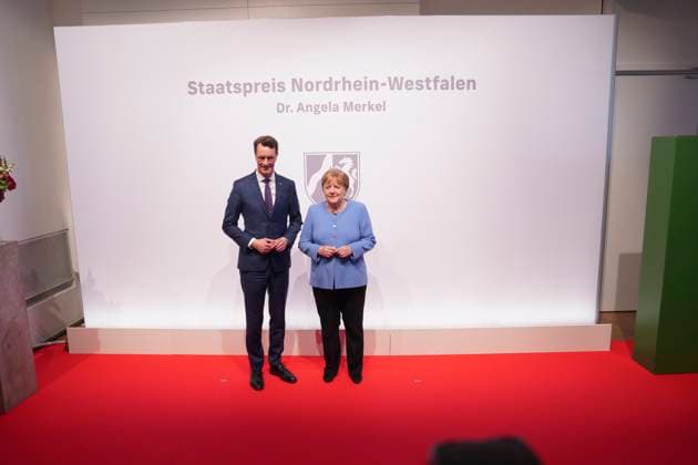 Verleihung Staatspreis NRW an Angela Merkel Ministerpraesident das Landes Nordrhein-Westfalen Hendrik Wuest gemeinsam mit Bundeskanzlerin a.D. Dr. Angela Merkel auf dem Roten Teppich zur Verleihung des Staatspreis 2023 des Landes Nordrhein-Westfalen an die Bundeskanzlerin a.D. in der Flora in Koeln,16.05.2023, Koeln, Koeln Nordrhein-Westfalen Deutschland
