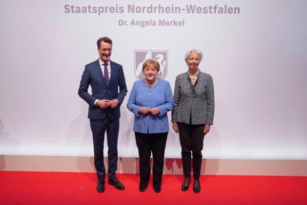 Verleihung Staatspreis NRW an Angela Merkel Ministerpraesident das Landes Nordrhein-Westfalen Hendrik Wuest gemeinsam mit Bundeskanzlerin a.D. Dr. Angela Merkel und Christine Lagarde, Praesidentin der Europaeischen Zentralbank auf dem Roten Teppich zur Verleihung des Staatspreis 2023 des Landes Nordrhein-Westfalen an die Bundeskanzlerin a.D. in der Flora in Koeln,16.05.2023, Koeln, Koeln Nordrhein-Westfalen Deutschland