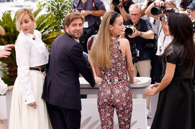 Julia Ducournau, Ruben Östlund, Brie Larson und Maryam Touzani beim Photocall der internationalen Jury auf dem Festival de Cannes 2023 76. Internationale Filmfestspiele von Cannes im Palais des Festivals. Cannes, 16.05.2023