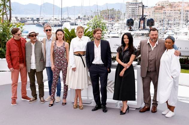 Paul Dano, Atiq Rahimi, Damian Szifron, Brie Larson, Julia Ducournau, Ruben Östlund, Maryam Touzani, Denis Menochet und Rungano Nyoni beim Photocall der internationalen Jury auf dem Festival de Cannes 2023 76. Internationale Filmfestspiele von Cannes im Palais des Festivals. Cannes, 16.05.2023