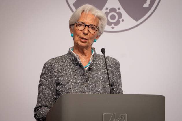 Verleihung des Staatspreis 2023 des Landes Nordrhein-Westfalen an die Bundeskanzlerin a.D. Aktuell, 16.05.2023, Koeln, Christine Lagarde, Praesidentin der Europaeischen Zentralbank auf der Buehne bei ihrer Laudatio bei den Feierleichkeiten zur Verleihung des Staatspreis 2023 des Landes Nordrhein-Westfalen an die Bundeskanzlerin a.D. in der Flora in Koeln Koeln Nordrhein-Westfalen Deutschland