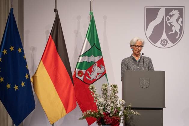Verleihung des Staatspreis 2023 des Landes Nordrhein-Westfalen an die Bundeskanzlerin a.D. Aktuell, 16.05.2023, Koeln, Christine Lagarde, Praesidentin der Europaeischen Zentralbank auf der Buehne bei ihrer Laudatio bei den Feierleichkeiten zur Verleihung des Staatspreis 2023 des Landes Nordrhein-Westfalen an die Bundeskanzlerin a.D. in der Flora in Koeln Koeln Nordrhein-Westfalen Deutschland