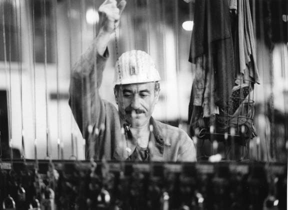 Undatiert: In der Schwarzkaue *** NUR FÜR REDAKTIONELLE ZWECKE *** EDITORIAL USE ONLY ***<p>1980er Jahre: In der Schwarzkaue zieht dieser Bergmann seine Arbeitskleidung mit Hilfe einer Kette bis unter die Decke, um diese anschließend mit einem Schloß zu sichern. Die Kleidungsstücke sind am sogenannten Püngelhaken aufgehängt, der sich am anderen Ende der Kette befindet. Darunter ist ein Korb für weitere Wäschestücke befestigt. Unter diesem Korb finden die Arbeitsschuhe in einer speziellen Halterung ihren sicheren Aufbewahrungsort. Auf diese Weise ist die Arbeitskleidung platzsparend, relativ staubfrei sowie vor Diebstahl sicher untergebracht und kann zugleich trocknen und lüften. Deutschland Unbekannt Copyright: MEIßNER,xMartin * Copyright: MEIßNER,xMartin docnrwhugopicture54705894 EDITORIAL USE ONLY