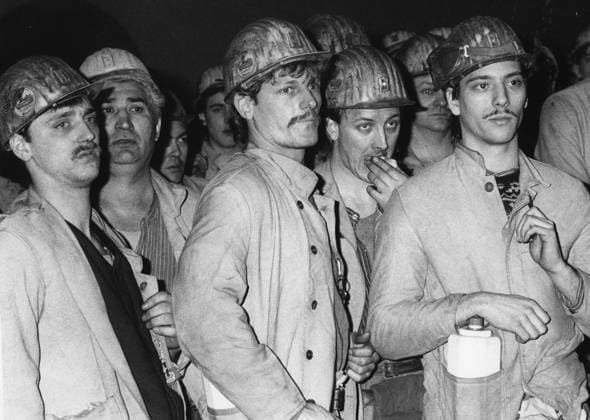 1989: Zechensterben *** NUR FÜR REDAKTIONELLE ZWECKE *** EDITORIAL USE ONLY ***23.02.1989: Skeptisch blicken diese Bergleute der Steinkohle - Zeche Friedrich-Heinrich in Kamp-Lintfort in die Zukunft, nachdem sie Informationen über drohende Massenentlassungen für Mitte der 90er Jahre erhalten haben. Foto: Peter Oelker NRZ WAZ FotoPool 23.02.1989: Skeptisch blicken diese Bergleute der Steinkohle - Zeche Friedrich-Heinrich in Kamp-Lintfort in die Zukunft, nachdem sie Informationen über drohende Massenentlassungen für Mitte der 90er Jahre erhalten haben. Deutschland Kamp-Lintfort Copyright: OELKER,xPeter *** 1989 Colliery deaths *** ONLY FOR EDITORIAL PURPOSE *** EDITORIAL USE ONLY 23 02 1989 skeptical look This Miners the Hard coal Copyright: OELKER,xPeter docnrwhugopicture54708097 EDITORIAL USE ONLY