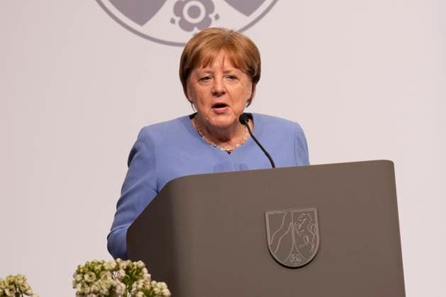 Verleihung Staatspreis NRW an Angela Merkel Bundeskanzlerin a.D. Dr. Angela Merkel bei Ihre Dankesrede auf der Buehne nach der Verleihung des Staatspreis 2023 des Landes Nordrhein-Westfalen in der Flora in Koeln, 16.05.2023, Koeln, Koeln Nordrhein-Westfalen