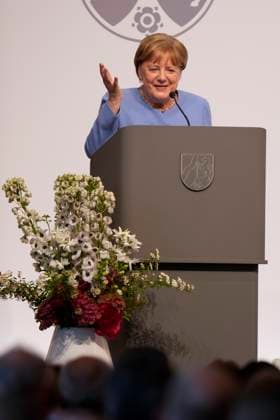 Verleihung Staatspreis NRW an Angela Merkel Bundeskanzlerin a.D. Dr. Angela Merkel bei Ihre Dankesrede auf der Buehne nach der Verleihung des Staatspreis 2023 des Landes Nordrhein-Westfalen in der Flora in Koeln, 16.05.2023, Koeln, Koeln Nordrhein-Westfalen