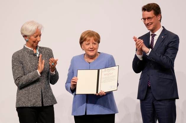 Verleihung Staatspreis NRW an Angela Merkel Angela Merkel, Bundeskanzlerin a.D. gemeinsam mit EZB Praesidentin Christine Lagarde und NRW Ministerpraesident Hendrik Wuest auf der Buehne bei der Verleihung des Staatspreis 2023 des Landes Nordrhein-Westfalen in der Flora in Koeln, 16.05.2023, Koeln, Koeln Nordrhein-Westfalen