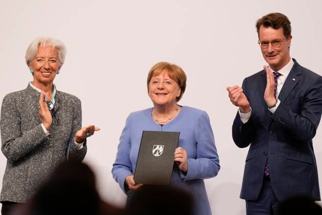 Verleihung Staatspreis NRW an Angela Merkel Angela Merkel, Bundeskanzlerin a.D. gemeinsam mit EZB Praesidentin Christine Lagarde und NRW Ministerpraesident Hendrik Wuest auf der Buehne bei der Verleihung des Staatspreis 2023 des Landes Nordrhein-Westfalen in der Flora in Koeln, 16.05.2023, Koeln, Koeln Nordrhein-Westfalen