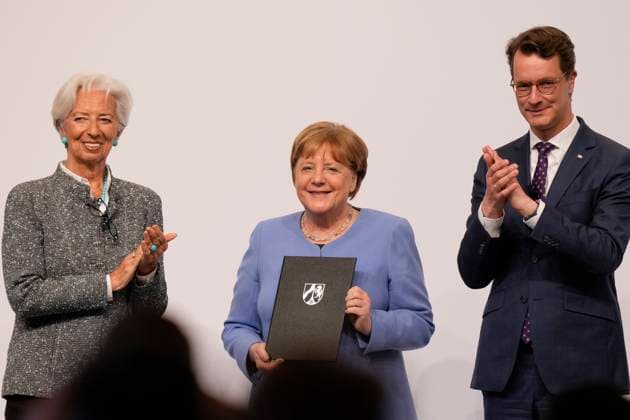 Verleihung Staatspreis NRW an Angela Merkel Angela Merkel, Bundeskanzlerin a.D. gemeinsam mit EZB Praesidentin Christine Lagarde und NRW Ministerpraesident Hendrik Wuest auf der Buehne bei der Verleihung des Staatspreis 2023 des Landes Nordrhein-Westfalen in der Flora in Koeln, 16.05.2023, Koeln, Koeln Nordrhein-Westfalen