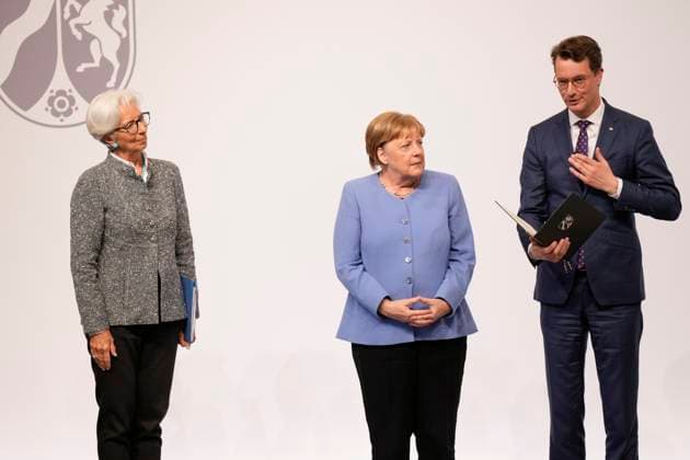 Verleihung Staatspreis NRW an Angela Merkel Ministerpraesident das Landes Nordrhein-Westfalen Hendrik Wuest verleiht Angela Merkel Bundeskanzlerin a.D. den S Staatspreis 2023 des Landes Nordrhein-Westfalen in der Flora in Koeln ,16.05.2023, Koeln, Koeln Nordrhein-Westfalen