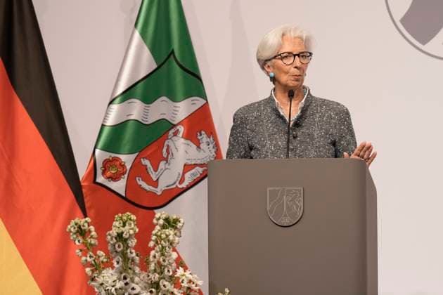 Verleihung Staatspreis NRW an Angela Merkel Christine Lagarde, Praesidentin der Europaeischen Zentralbank bei ihrer Laudatio und Rede auf der Buehne bei der Verleihung des Staatspreis 2023 des Landes Nordrhein-Westfalen in der Flora in Koeln , 16.05.2023, Koeln, Koeln Nordrhein-Westfalen