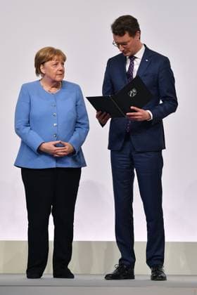 Verleihung des Staatspreises des Landes NRW an Bundeskanzlerin a. D. Dr. Angela Merkel am 16.05.2023 in der Flora in Köln Bundeskanzlerin a. D. Dr. Angela Merkel - Hendrik Wüst ( Ministerpräsident NRW )