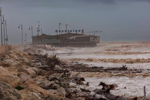 Bilder des Jahres 2023, News 05 Mai News Themen der Woche KW20 News Bilder des Tages Italien, Hochwasser nach Starkregen in Rimini ROMAGNOLA RIVIERA: Rimini - the beach, the rivers, exceptional flooding puts the city to the test with waves 5 m high and the rivers on the overflowing wave - Rimini 16 May 2023 (Ph Giorgio Salvatori) Editorial Usage Only  Copyright: xPhx xGiorgioxSalvatorix xIPAx Agenzia_Fotogramma_FGR3841587