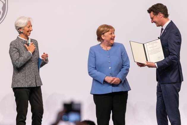 vl: Christine Lagarde (Praesidentin der Europaeischen Zentralbank), Dr. Angela Merkel (Bundeskanzlerin a.D.), Hendrik Wuest (Ministerpraesident Nordrhein-Westfalen), Koeln, Verleihung des Staatspreises des Landes Nordrhein-Westfalen an Bundeskanzlerin a.D. Dr. Angela Merkel, 16.05.2023, Flora Koeln.