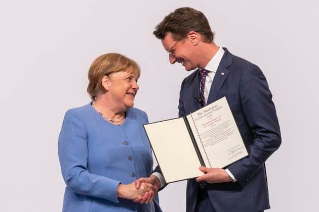 Dr. Angela Merkel (Bundeskanzlerin a.D.), Hendrik Wuest (Ministerpraesident Nordrhein-Westfalen), Koeln, Verleihung des Staatspreises des Landes Nordrhein-Westfalen an Bundeskanzlerin a.D. Dr. Angela Merkel, 16.05.2023, Flora Koeln.