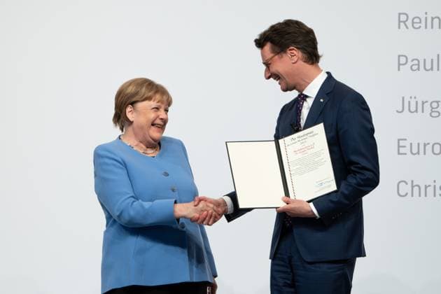 News Bilder des Tages Verleihung des Staatspreis 2023 des Landes Nordrhein-Westfalen an die Bundeskanzlerin a.D. Aktuell, 16.05.2023, Koeln, Bundeskanzlerin a.D. Dr. Angela Merkel freudig lachend mit Ministerpraesident das Landes Nordrhein-Westfalen Hendrik Wuest auf der Buehne bei der feierlichen Uebergabe des Staatspreis 2023 Landes Nordrhein-Westfalen in der Flora in Koeln Koeln Nordrhein-Westfalen Deutschland