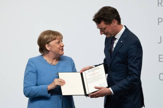 Verleihung des Staatspreis 2023 des Landes Nordrhein-Westfalen an die Bundeskanzlerin a.D. Aktuell, 16.05.2023, Koeln, Bundeskanzlerin a.D. Dr. Angela Merkel mit Ministerpraesident das Landes Nordrhein-Westfalen Hendrik Wuest auf der Buehne bei der feierlichen Uebergabe des Staatspreis 2023 Landes Nordrhein-Westfalen in der Flora in Koeln Koeln Nordrhein-Westfalen Deutschland