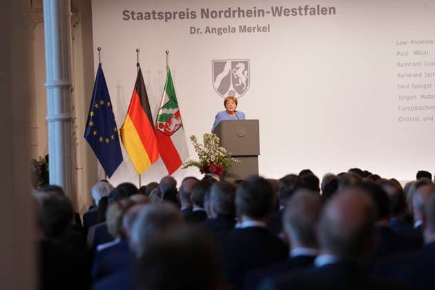 Verleihung Staatspreis Nordrhein-Westfalen an Angela Merkel Bundeskanzlerin a.D. Dr. Angela Merkel auf der Buehne mit ihere Dankesrede bei der Verleihung des Staatspreis 2023 des Landes Nordrhein-Westfalen in der Flora in Koeln, 16.05.2023, Koeln,