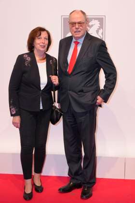 Verleihung Staatspreis Nordrhein-Westfalen an Angela Merkel Peer Steinbrueck mit Frau Gertrude auf dem Roten Teppich zur Verleihung des Staatspreis 2023 des Landes Nordrhein-Westfalen an die Bundeskanzlerin a.D. in der Flora in Koeln, 16.05.2023