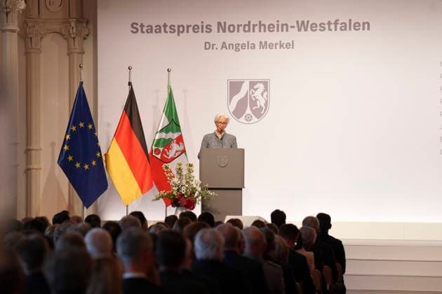 Verleihung Staatspreis Nordrhein-Westfalen an Angela Merkel Christine Lagarde, Praesidentin der Europaeischen Zentralbank auf der Buehne bei der Verleihung des Staatspreis 2023 des Landes Nordrhein-Westfalen in der Flora in Koeln, 16.05.2023, Koeln,