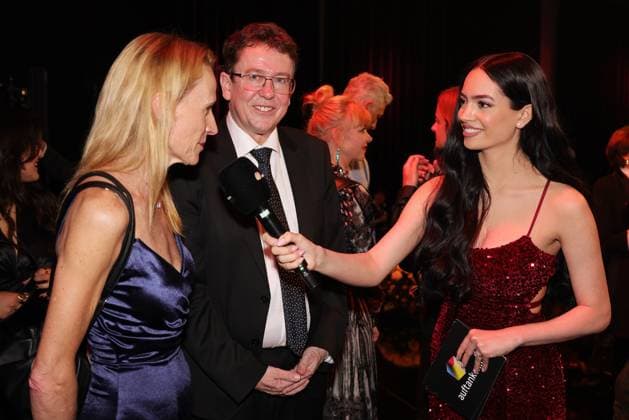 Prix Walo 2023 Therese und Albert Rösti geben Jastina Doreen Riederer ein Interview (v.l.n.r.). Verleihung des 47. Prix Walo für die Jahre 2020-2022 am 14.05.2023 in den SRF Fernsehstudios Zürich, Schweiz.