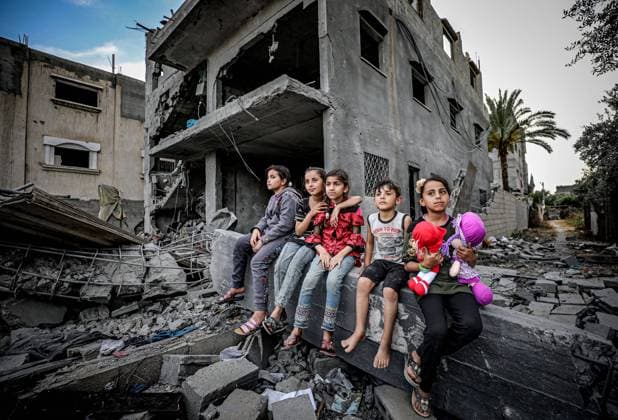 Bilder des Jahres 2023, News 05 Mai News Themen der Woche KW20 News Bilder des Tages Gazastreifen, Eindrücke von Zerstörungen nach Luftangriffen Palestinians sit on the rubble of their house, in Deir al-Balah in the southern Gaza Strip, which was destroyed in an Israeli airstrike Palestinians sit on the rubble of their house, in Deir al-Balah in the southern Gaza Strip, which was destroyed in an Israeli airstrike on May 13. Dozens of Palestinian residences were destroyed by the latest fighting to hit Gaza, before a ceasefire on May 13 ended the repeated rounds of Israeli strikes and volleys of rocket fire launched by Palestinian militants, which killed 33 people in Gaza, including militants, civilians and children, and two civilians in Israel. Photo by Abdelrahman Alkahlout apaimages Deir al-Balah Gaza Strip Palestinian Territory 160523_DEIRALBALAH_AK_00 (2) Copyright: xapaimagesxAbdelrahmanxAlkahloutx xapaimagesx