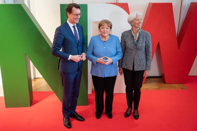 Verleihung des Staatspreis 2023 des Landes Nordrhein-Westfalen an die Bundeskanzlerin a.D. Aktuell, 16.05.2023, Koeln, Ministerpraesident das Landes Nordrhein-Westfalen Hendrik Wuest gemeinsam mit der Preistraegerin Bundeskanzlerin a.D. Dr. Angela Merkel und Christine Lagarde, Praesidentin der Europaeischen Zentralbank auf dem Roten Teppich zur Verleihung des Staatspreis 2023 des Landes Nordrhein-Westfalen an die Bundeskanzlerin a.D. in der Flora in Koeln Koeln Nordrhein-Westfalen Deutschland