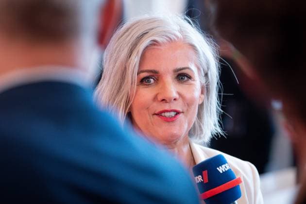 Verleihung des Staatspreis 2023 des Landes Nordrhein-Westfalen an die Bundeskanzlerin a.D. Aktuell, 16.05.2023, Koeln, Moderatorin Birgit Schrowange auf dem Roten Teppich zur Verleihung des Staatspreis 2023 des Landes Nordrhein-Westfalen an die Bundeskanzlerin a.D. in der Flora in Koeln Koeln Nordrhein-Westfalen Deutschland