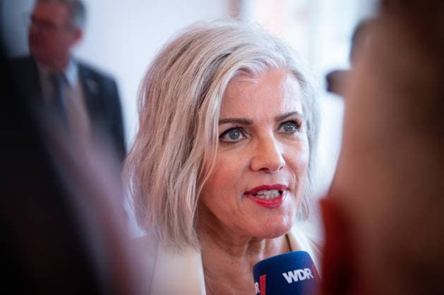 Verleihung des Staatspreis 2023 des Landes Nordrhein-Westfalen an die Bundeskanzlerin a.D. Aktuell, 16.05.2023, Koeln, Moderatorin Birgit Schrowange auf dem Roten Teppich zur Verleihung des Staatspreis 2023 des Landes Nordrhein-Westfalen an die Bundeskanzlerin a.D. in der Flora in Koeln Koeln Nordrhein-Westfalen Deutschland