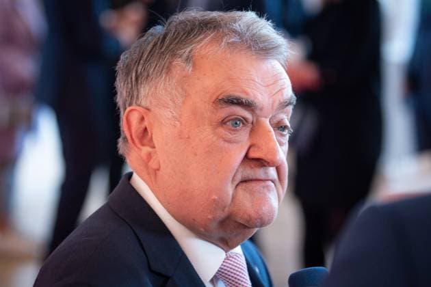 Verleihung des Staatspreis 2023 des Landes Nordrhein-Westfalen an die Bundeskanzlerin a.D. Aktuell, 16.05.2023, Koeln, Minister des Inneren von Nordrhein-Westfalen (Innenminister) Herbert Reul auf dem Roten Teppich zur Verleihung des Staatspreis 2023 des Landes Nordrhein-Westfalen an die Bundeskanzlerin a.D. in der Flora in Koeln Koeln Nordrhein-Westfalen Deutschland