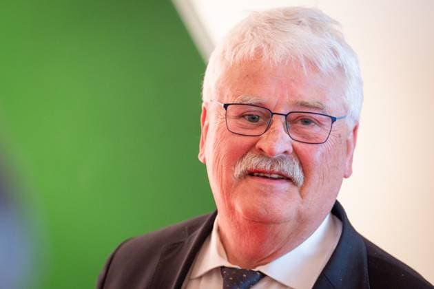 Verleihung des Staatspreis 2023 des Landes Nordrhein-Westfalen an die Bundeskanzlerin a.D. Aktuell, 16.05.2023, Koeln, Elmar Brok auf dem Roten Teppich zur Verleihung des Staatspreis 2023 des Landes Nordrhein-Westfalen an die Bundeskanzlerin a.D. in der Flora in Koeln Koeln Nordrhein-Westfalen Deutschland