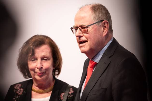 Verleihung des Staatspreis 2023 des Landes Nordrhein-Westfalen an die Bundeskanzlerin a.D. Aktuell, 16.05.2023, Koeln, Peer Steinbrueck mit Ehefrau Gertrude auf dem Roten Teppich zur Verleihung des Staatspreis 2023 des Landes Nordrhein-Westfalen an die Bundeskanzlerin a.D. in der Flora in Koeln Koeln Nordrhein-Westfalen Deutschland