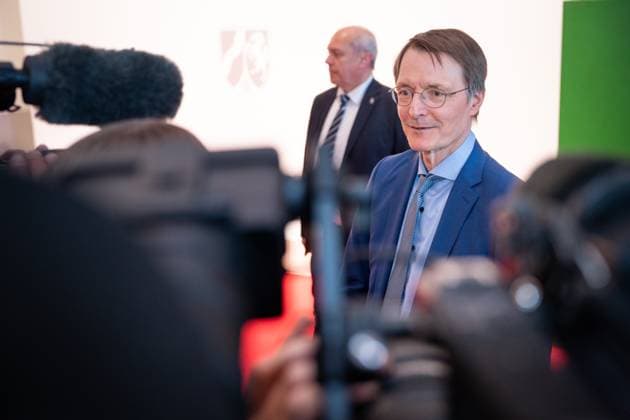 Verleihung des Staatspreis 2023 des Landes Nordrhein-Westfalen an die Bundeskanzlerin a.D. Aktuell, 16.05.2023, Koeln, Bundesgesundheitsminister Prof. Karl Lauterbrach auf dem Roten Teppich zur Verleihung des Staatspreis 2023 des Landes Nordrhein-Westfalen an die Bundeskanzlerin a.D. in der Flora in Koeln Koeln Nordrhein-Westfalen Deutschland