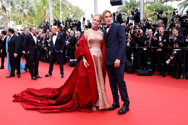 Uma Thurman mit Sohn Levon Roan Thurman-Hawke bei der Opening Ceremony mit der Premiere des Kinofilms Jeanne du Barry auf dem Festival de Cannes 2023 76. Internationale Filmfestspiele von Cannes im Palais des Festivals. Cannes, 16.05.2023