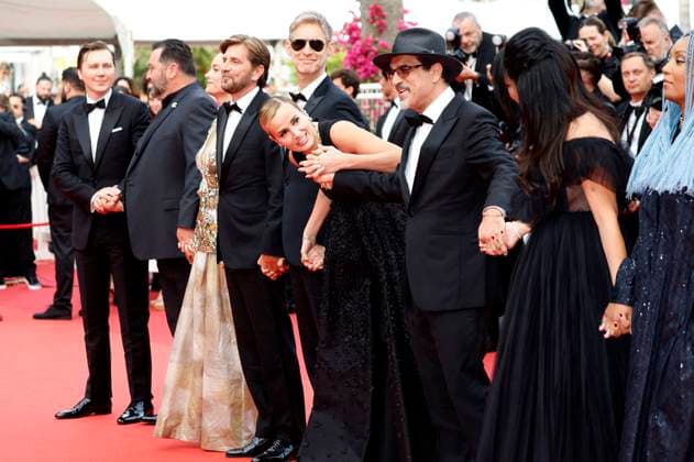 Paul Dano, Denis Menochet, Brie Larson, Ruben Östlund, Damian Szifron, Julia Ducournau, Atiq Rahimi, Maryam Touzani und Rungano Nyoni bei der Opening Ceremony mit der Premiere des Kinofilms Jeanne du Barry auf dem Festival de Cannes 2023 76. Internationale Filmfestspiele von Cannes im Palais des Festivals. Cannes, 16.05.2023