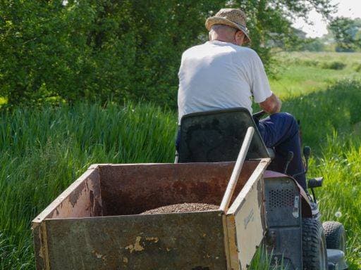 IMAGO Creative, Biodynamische Landwirtschaft RECORD DATE NOT STATED senior italian farmer transporting seeds in his small tractor in the fields *** ranghoher italienisch Landwirt transportierend Samen ÊIn seinem kleine Traktor ÊIn der Felder 6170550 ,model released, Symbolfoto